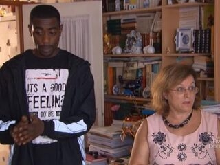 Roberto maakt te veel 'boem boem'-geluiden volgens bovenbuurvrouw: ''Ze is niet barkie hoor''