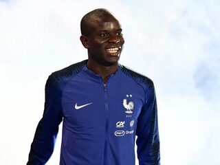 Fan chillt een avond met Kanté nadat hij trein naar huis mist