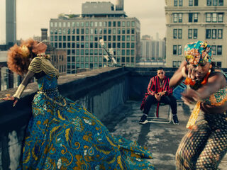 Janet Jackson en Daddy Yankee dansen op straat in kleurrijke 'Made for Now'-clip