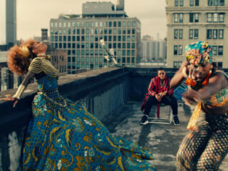 Janet Jackson en Daddy Yankee dansen op straat in kleurrijke 'Made for Now'-clip