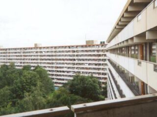 Man uit Amsterdam klimt als Spiderman langs balkons tijdens inval arrestatieteam