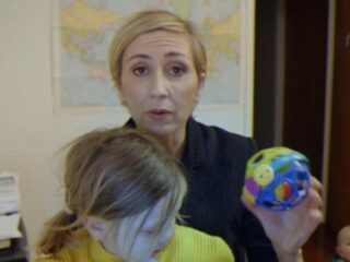 Zo reageert vrouwelijke expert als kids live-interview crashen