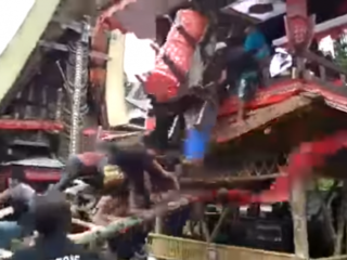 VIDEO: Zoon overleden nadat moeders grafkist op zijn hoofd viel