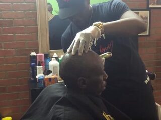 Kapper die daklozen gratis knipt op straat wordt verrast met eigen kapperszaak
