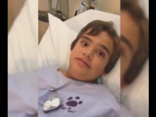 Jongen belandt in ziekenhuis door inslikken hondenspeeltje