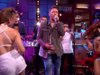 Rolf Sanchez zingt zomerhit 'Despacito' in RTL Late Night