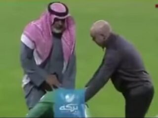 VIDEO: Doelman kust voeten van vader die ruzie suste