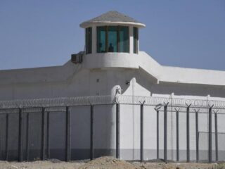 ‘Oeigoeren naar kampen vanwege hoofddoeken, baarden en buitenlandse websites’