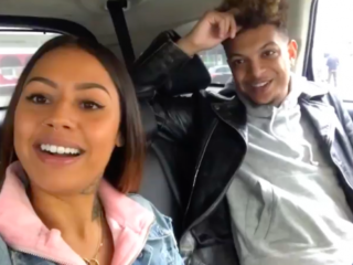 Zangeres Tabitha is op die 'vlog life' tegenwoordig!