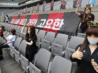 Zuid-Koreaanse club biedt excuses aan voor gebruik sekspoppen op tribune