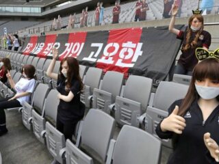 Zuid-Koreaanse club biedt excuses aan voor gebruik sekspoppen op tribune