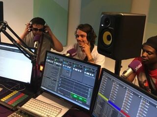 Sam J'taime, Quique en Pinas duiken samen in de John Lennon-studiobus