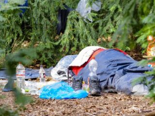 FunX-luisteraar Brian bezoekt daklozenkamp: "Bizar dat dit voorkomt in Nederland"