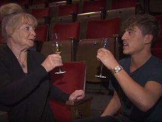 Lil Kleine verrast zijn oma in Carré: ''Hier sta ik binnenkort!''