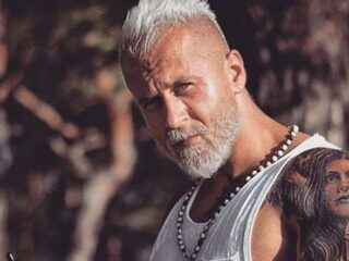 35-jarig fitnessmodel doet er alles aan om ouder te lijken