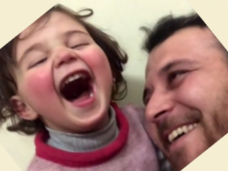 Syrische vader leert dochter om te lachen bij bominslagen