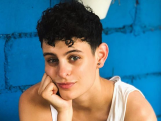 Roos is non-binair: "Je identiteit bestaat uit zoveel meer dan je gender en seksualiteit"