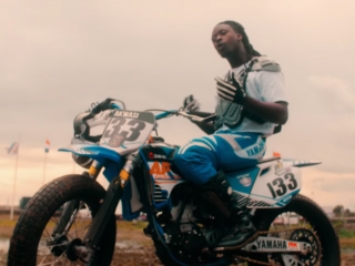 Akwasi gaat je oppeppen met de video van 'Zoveel Dingen'