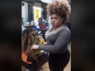 Boze kapster knipt al het haar van klant af die niet heeft betaald