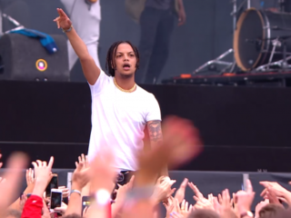 Kijk Pinkpop-optreden Ronnie Flex terug: van oude hits tot nieuwe track 'Omarm'