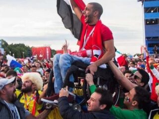 Mexicaanse en Colombiaanse voetbalfans helpen Egyptische supporter in rolstoel de wedstrijd te zien