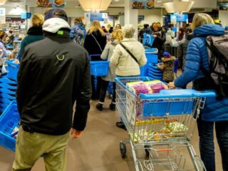 Oumaima moet 'terug naar haar eigen land' van vrouw die voordrong in supermarkt