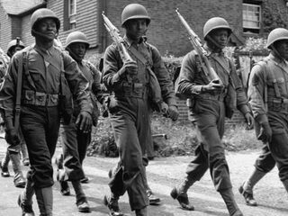 Waarom zien we geen zwarte soldaten terug bij het herdenken van de Tweede Wereldoorlog?