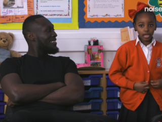 Stormzy gaat terug naar zijn oude school en laat kinderen hem interviewen
