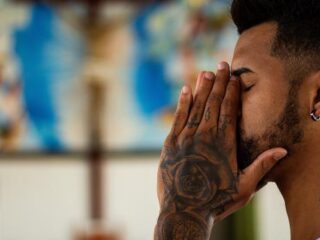 Rotterdamse tatoeëerder verwijdert gratis tattoos voor werkzoekenden