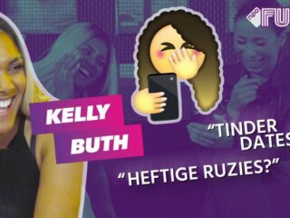 Ouassima kijkt in de telefoon van... Kelly Buth