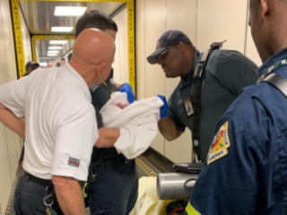 Vrouw bevalt aan boord van vliegtuig van een zoon