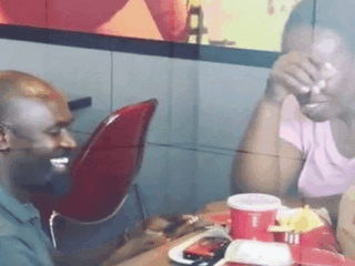 Koppel dat bespot werd na viral huwelijksaanzoek in KFC krijgt bruiloft vergoed