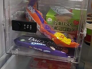 Man koopt koelkastkluis om chocola te beschermen tegen stelend gezin