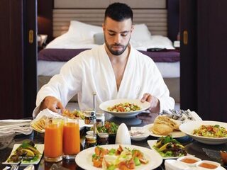 Miljonair zoekt privéfotograaf om de wereld mee rond te reizen