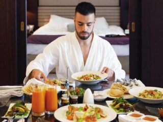 Miljonair zoekt privéfotograaf om de wereld mee rond te reizen