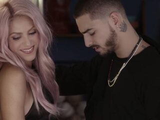 VIDEO: Shakira wordt door Maluma versierd in 'Chantaje' clip
