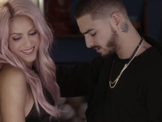 VIDEO: Shakira wordt door Maluma versierd in 'Chantaje' clip