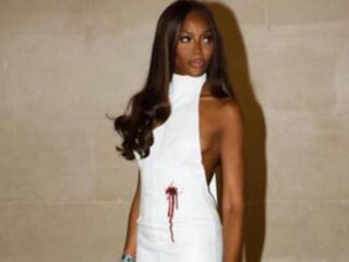 Naomi Campbell vraagt aandacht voor wapengeweld met opvallende jurk