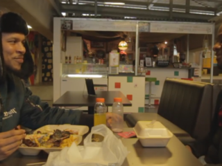 VIDEO: Bokoesam en Nega praten over nagellak, vegetariër zijn en blowen