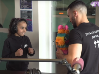 Kickbokstalent Amira (9) laat haar skills zien op een piñata