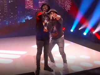 Henkie T en Yssi SB doen 'Paper Zien' en 'DomDoen' live bij de FunX Music Awards