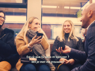 Jérémy verrast vriendin met huwelijksaanzoek in Brusselse metro
