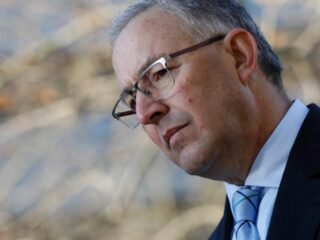 Aboutaleb geeft 2500 euro dwangsom aan ouders van kind met mes op zak