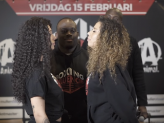 Zo ging de staredown tussen Ouassima en Zwanetta eraan toe
