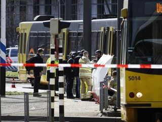 Ooggetuige: "Hij liep met getrokken pistool op de groep af"