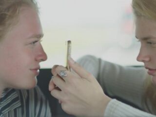 Docu: hoe zusjes Lotte (18) en Roos (16) langzaam doof en blind worden