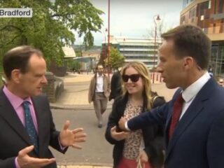 VIDEO: BBC-reporter krijgt klap nadat hij vrouw bij haar borsten pakt