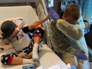 Justin Bieber verrast fans in kinderziekenhuis