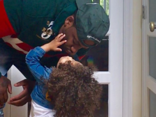 VIDEO: Deze vader weet hoe hij zijn dochtertje moet troosten