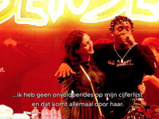 Lowlands: Leafs roept mentor on stage en bedankt haar voor goede cijfers